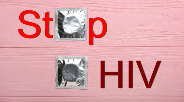Κείμενο Stop Hiv Και Προφυλακτικά Ροζ Ξύλινο Φόντο — Φωτογραφία Αρχείου