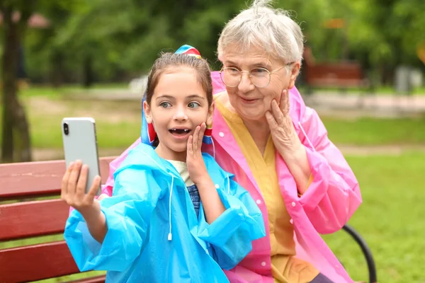 Kleines Mädchen Mit Ihrer Oma Macht Selfie Park — Stockfoto