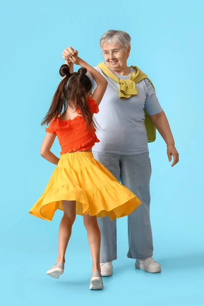 Маленька Дівчинка Бабусею Танцює Синьому Фоні — стокове фото