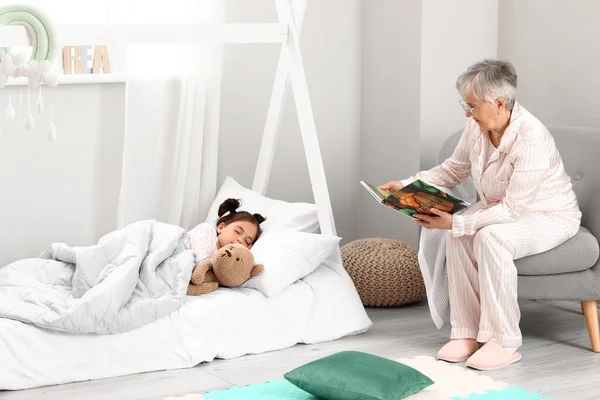 Mulher Sênior Lendo História Para Sua Neta Quarto — Fotografia de Stock