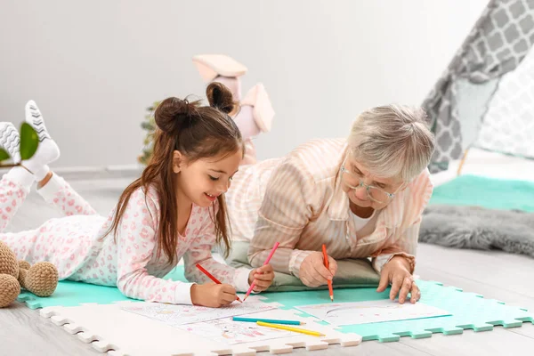 Κοριτσάκι Και Γιαγιά Της Ζωγραφίζουν Στην Κρεβατοκάμαρα — Φωτογραφία Αρχείου