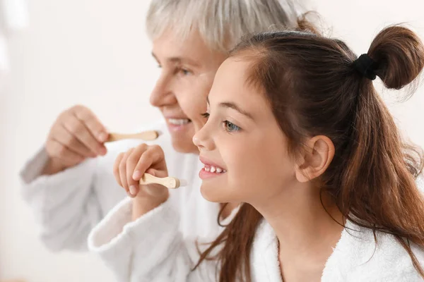 Menina Sua Avó Escovando Dentes Banheiro Close — Fotografia de Stock