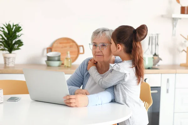 Little Girl Her Grandma Using Laptop Kitchen — Stock Photo, Image