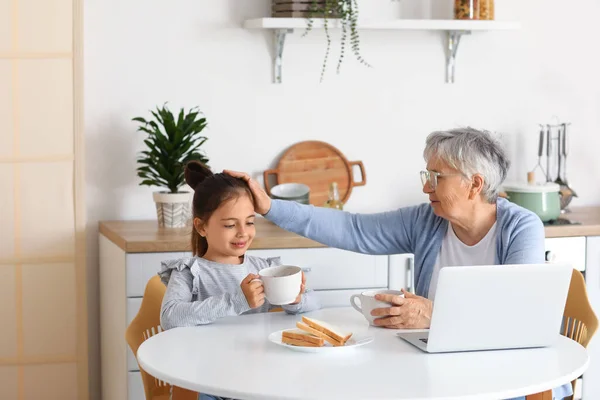 Little Girl Her Grandma Having Breakfast Kitchen — Stock Photo, Image