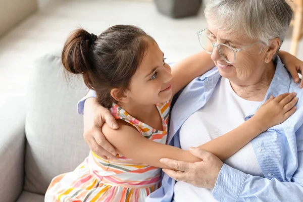 Klein Meisje Knuffelen Met Haar Oma Thuis Close — Stockfoto