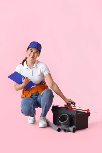 Asiatico Idraulico Femminile Con Appunti Borsa Sfondo Rosa — Foto Stock