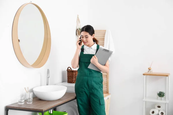 Asiatische Klempnerin Mit Klemmbrett Telefoniert Badezimmer — Stockfoto