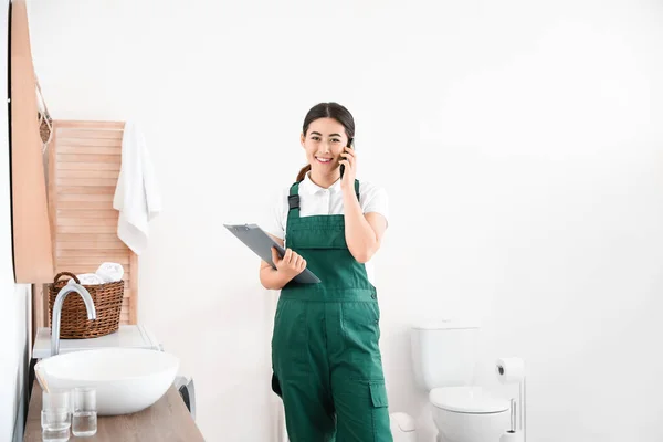 Asiático Encanador Feminino Com Prancheta Falando Por Telefone Celular Banheiro — Fotografia de Stock