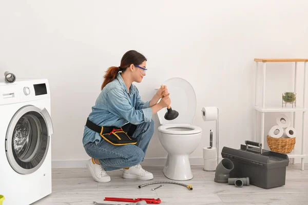 Asiatisk Kvinnlig Rörmokare Med Kolv Fastställande Toalett Skål Badrummet — Stockfoto