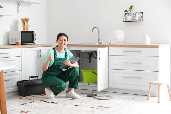 Asiática Mujer Fontanero Con Portapapeles Mostrando Thumb Cocina —  Fotos de Stock