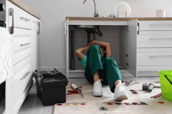 Female Plumber Fixing Sink Kitchen — Stock Photo, Image