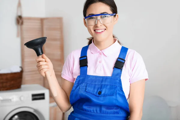 Asiática Mujer Plomero Con Émbolo Cuarto Baño — Foto de Stock