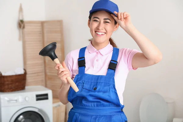 Asiática Mujer Plomero Con Émbolo Cuarto Baño — Foto de Stock