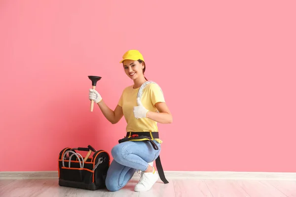 Female Plumber Plunger Pink Wall — Stock Photo, Image