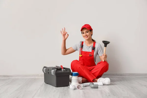 Female Plumber Tools Bag Showing Light Wall — Stock Photo, Image