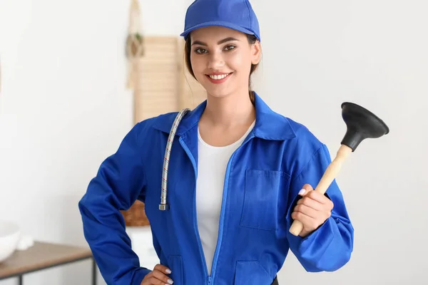 Vrouwelijke Loodgieter Met Zuiger Badkamer — Stockfoto