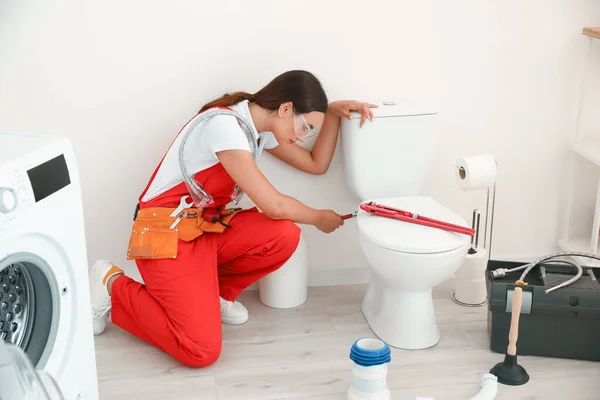 Vrouwelijke Loodgieter Vaststelling Toilet Kom Toilet — Stockfoto