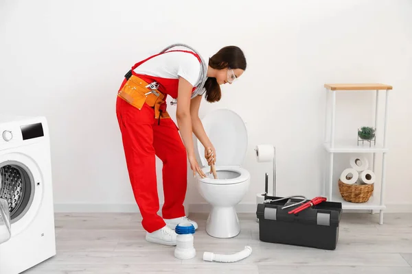 Female Plumber Fixing Toilet Bowl Restroom — Stock Photo, Image