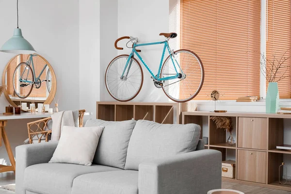 Interior Moderna Sala Estar Con Bicicleta Estantería Sofá Gris —  Fotos de Stock