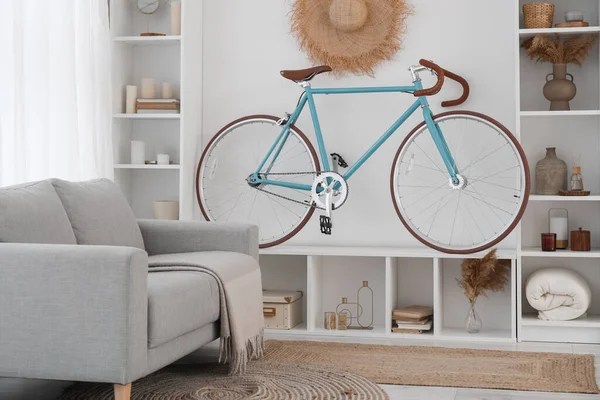 Interior Moderna Sala Estar Con Bicicleta Estantería Sofá —  Fotos de Stock