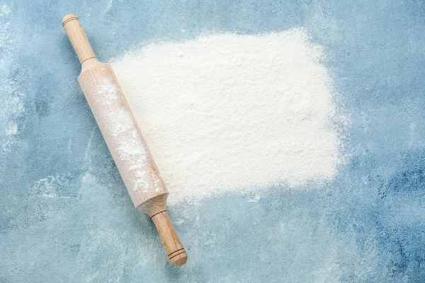 Rolling Pin Wheat Flour Blue Background — Stock Photo, Image