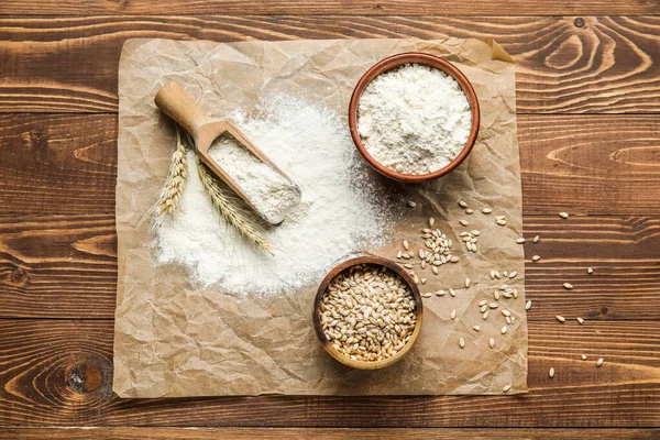 Parchment Paper Scoop Bowls Wheat Flour Grains Wooden Background — Stock Photo, Image