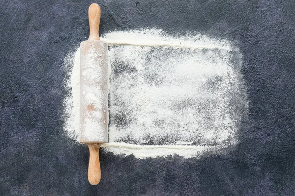 Rolling Pin Wheat Flour Dark Background — Stock Photo, Image