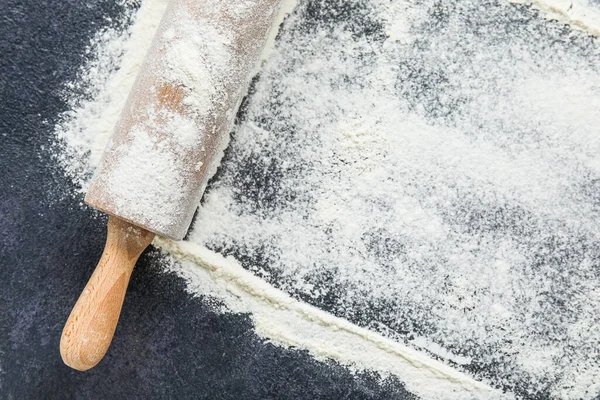 Rolling Pin Wheat Flour Dark Background Closeup — Stock Photo, Image