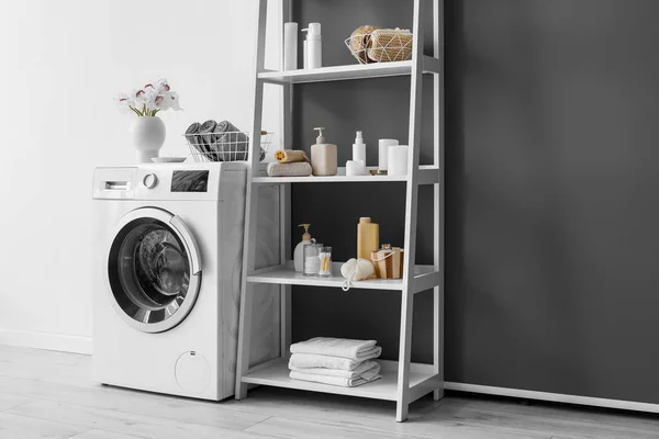 Çamaşır Makinesi Vazodaki Çiçekler Banyo Aksesuarlı Raflar Siyah Beyaz Duvarın — Stok fotoğraf