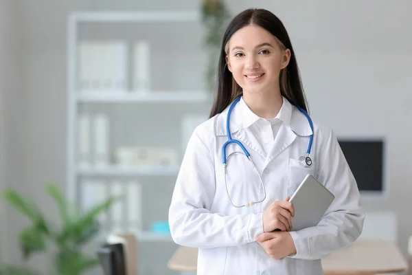 Asistente Médica Femenina Con Tableta Clínica — Foto de Stock
