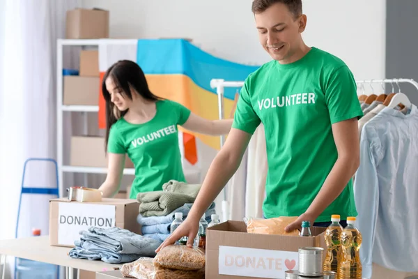 Polonyalı Gönüllü Ukrayna Için Bağış Kutusuna Yiyecek Koyuyor — Stok fotoğraf