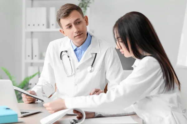 Medical Assistants Working Table Clinic — Stock Photo, Image