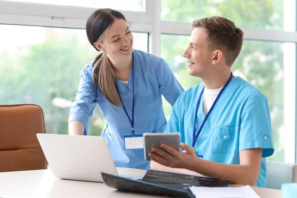 Medische Assistenten Werken Met Laptop Tablet Computer Kliniek — Stockfoto