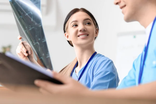Female Medical Assistant Working Ray Scan Clinic — Stock Photo, Image
