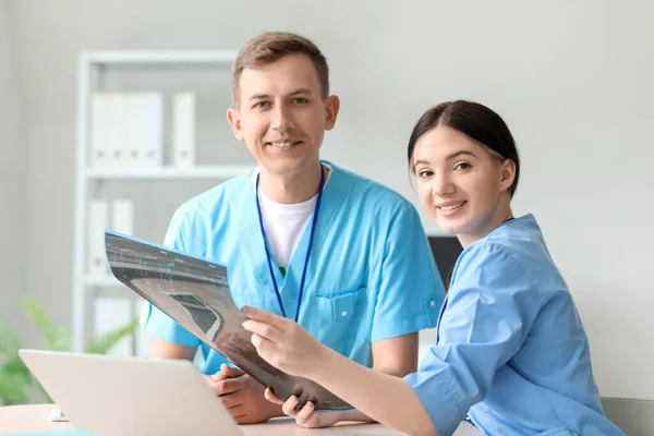 Medische Assistenten Die Röntgenscan Bestuderen Kliniek — Stockfoto