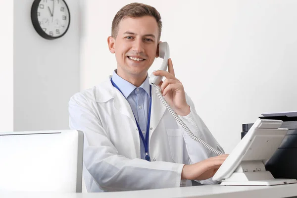 Manlig Receptionist Talar Telefon Vid Skrivbordet Kliniken — Stockfoto