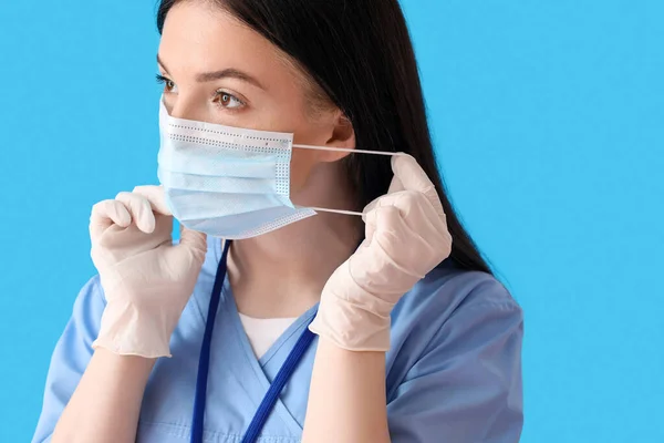 Female Medical Assistant Wearing Protective Mask Blue Background — Stock Photo, Image