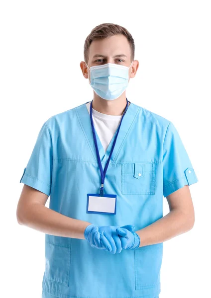 白い背景に保護マスクと手袋の男性医療アシスタント — ストック写真