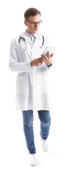 Asistente Médico Masculino Que Usa Tableta Sobre Fondo Blanco —  Fotos de Stock