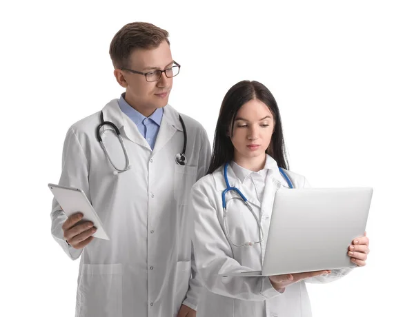 Assistentes Médicos Com Laptop Tablet Fundo Branco — Fotografia de Stock