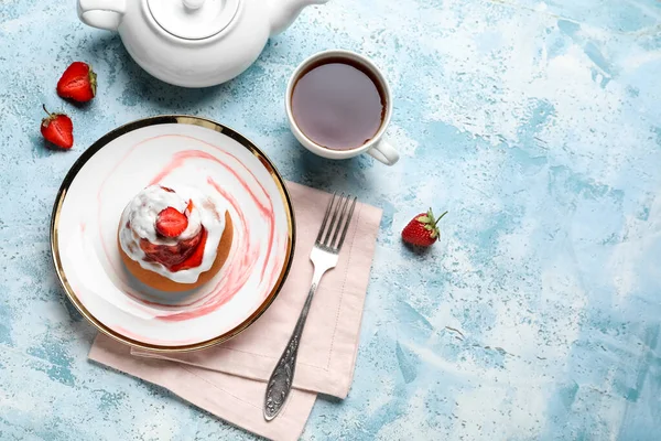 Plate Strawberry Cinnamon Roll Teapot Cup Table — Stock Photo, Image