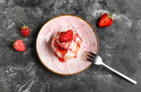 Koyu arkaplanda çilekli tarçınlı rulo ve çatallı tabak