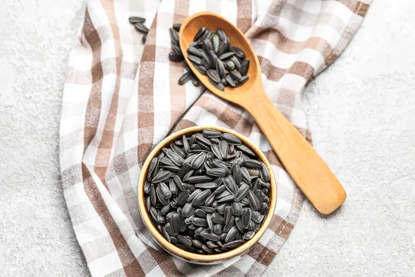 Kâse, kaşık ve peçete. Beyaz arka planda siyah ayçiçeği tohumları.
