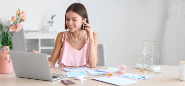 Ofiste çalışan kadın düğün organizatörü. Tasarım için pankart