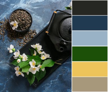 Kuru yeşil çay ve mavi arka planda yasemin çiçekli kompozisyon. Farklı renk desenleri