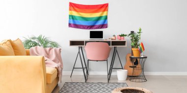 Kanepe, işyeri ve LGBT bayraklı modern oturma odasının içi