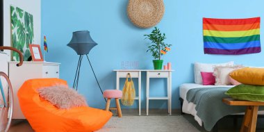 Gökkuşağı bayraklı modern yatak odasının içi