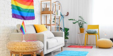 Kanepe, raf ve LGBT bayraklı modern oturma odası.