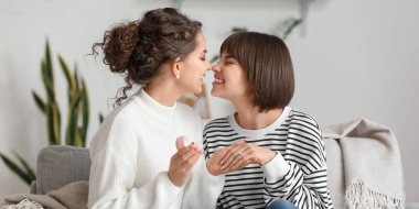 Mutlu nişanlı lezbiyen çift evde