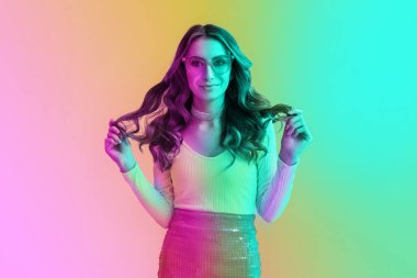 Renkli arka planda güzel, şık bir genç kadının tonlu portresi.